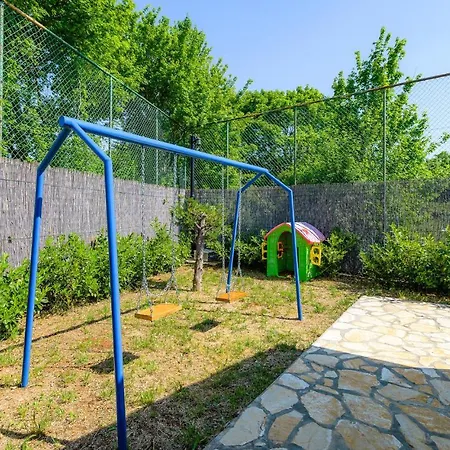 Vakantiehuis Amazing In With 4 Bedrooms, Jacuzzi&outdoor Swimming Pool