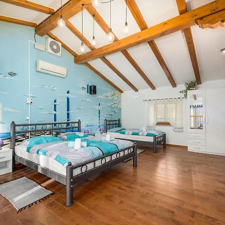 Vakantiehuis Amazing In With 4 Bedrooms, Jacuzzi&outdoor Swimming Pool *
