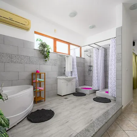 Amazing In With 4 Bedrooms, Jacuzzi&outdoor Swimming Pool