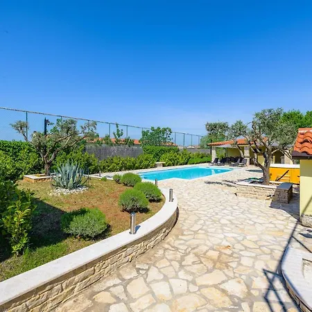 3 Bedroom Amazing In Semesterbostad Smoljanci